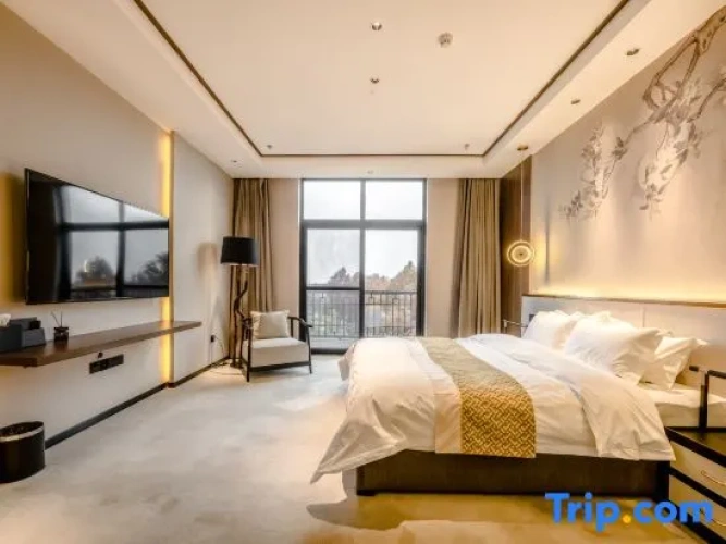 Deluxe Suite with lake view