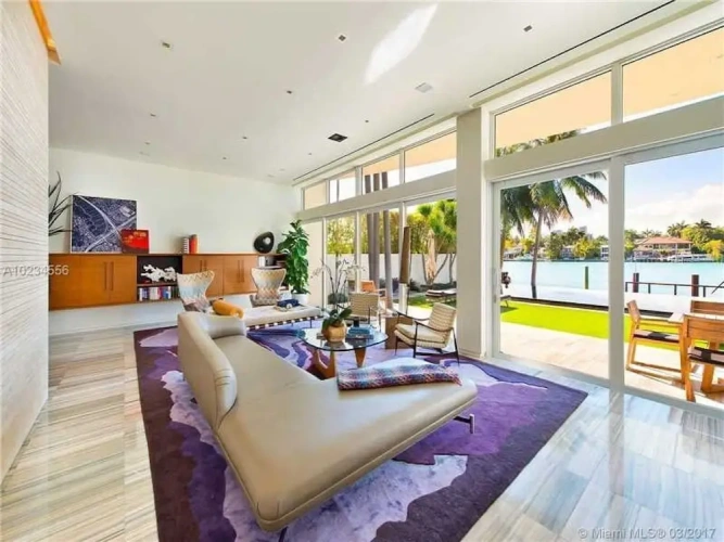 5 Bedrooms Villa