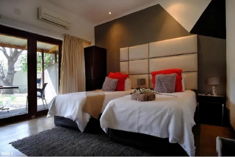 Standard Twin room with garden view