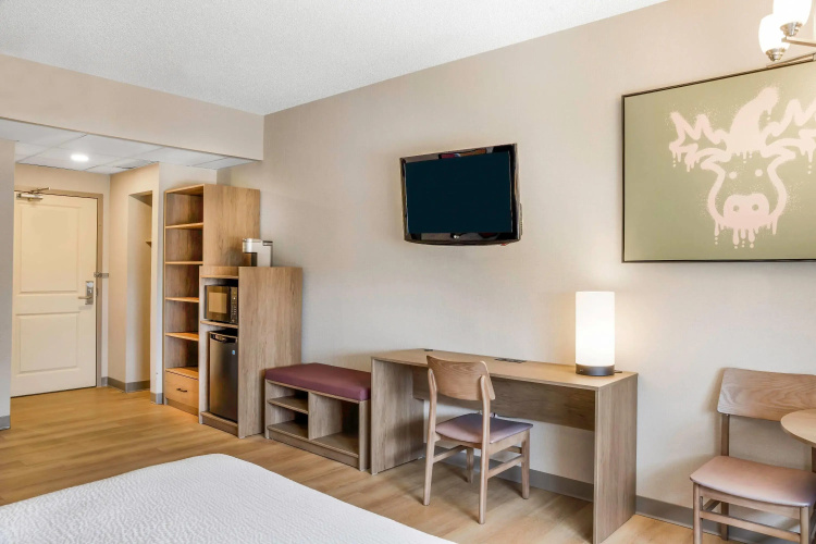 Days Inn & Suites by Wyndham West Edmonton