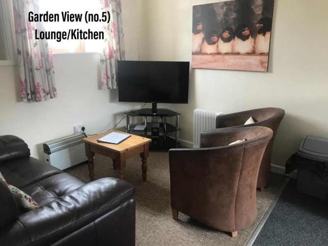 2 Bedrooms Bungalow with garden view
