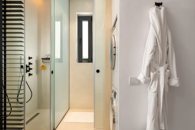 1 Bedroom Luxury Suite with balcony and with partial sea view