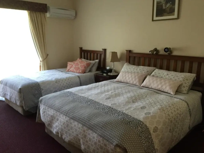 Standard Triple room