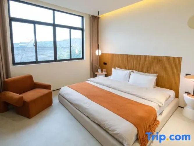 2 Bedrooms Suite with land view