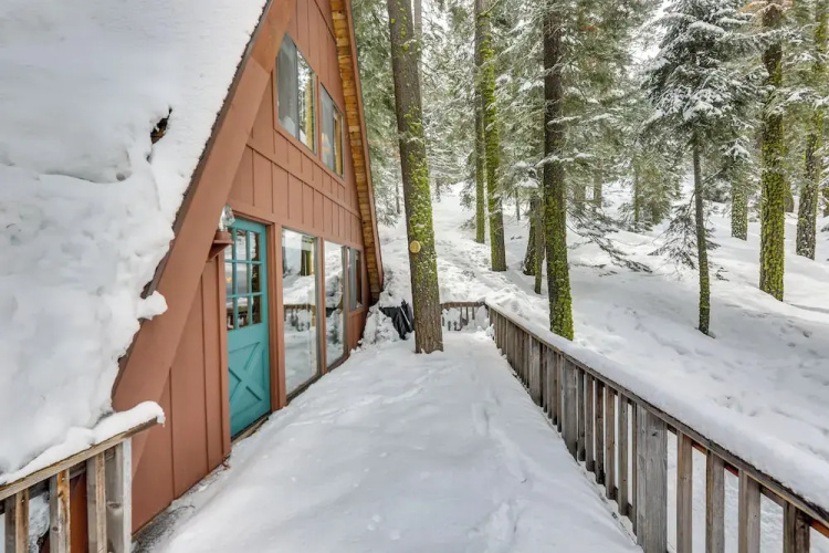 Rustic Truckee Cabin w/ Donner Lake Views!