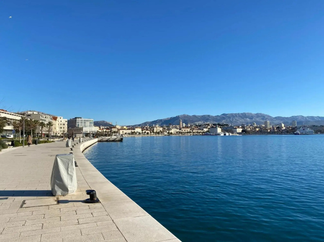 Prime Location Penthouse apt with a large terrace
