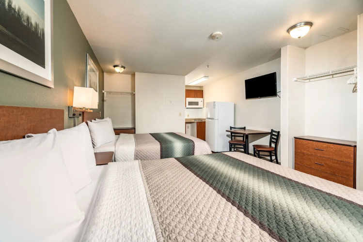 HomeTowne Studios by Red Roof Fresno - West
