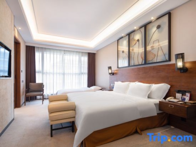 Deluxe Family Suite with lake view