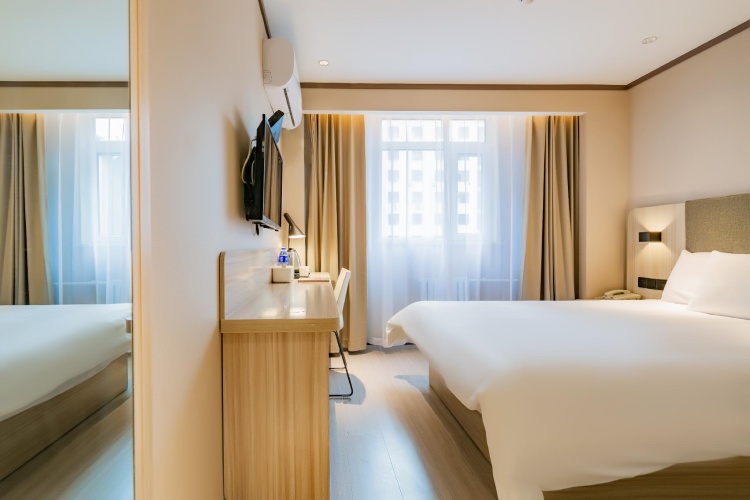 Standard Twin room with street view
