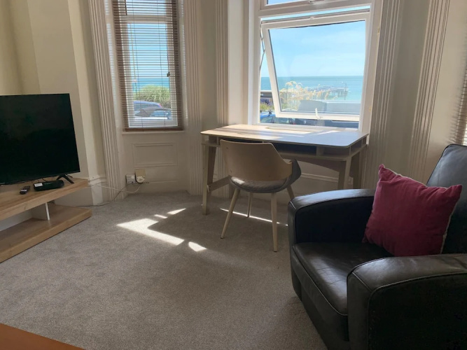 Beach Front 2-bed Apartment With Deck & BBQ