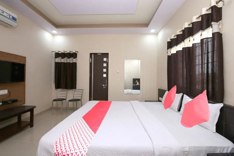 OYO 48533 Hotel Aarna Palace
