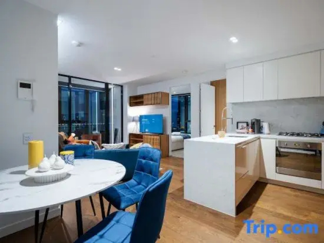 High-Rise CBD Apt L50 | Luxe City Views + Parking