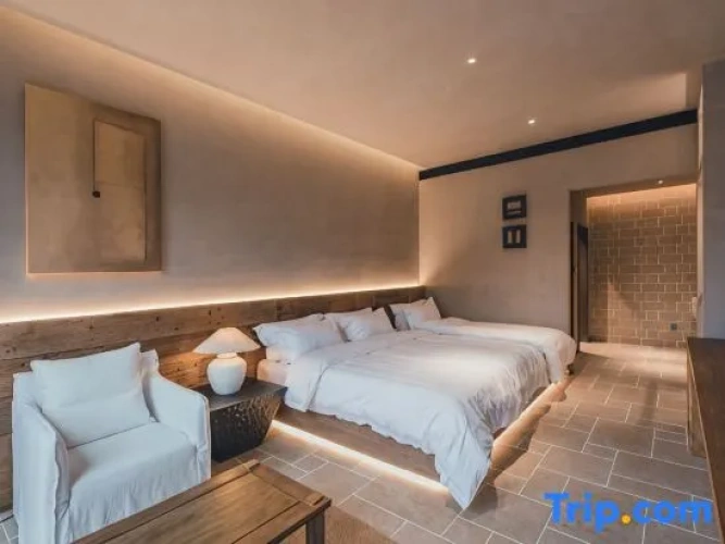 2 Bedrooms Standard Family room