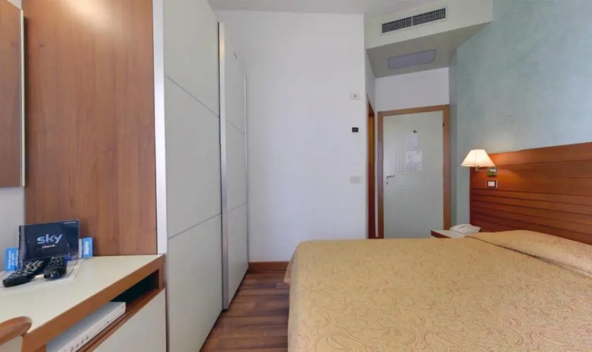 Standard Quadruple room with partial sea view