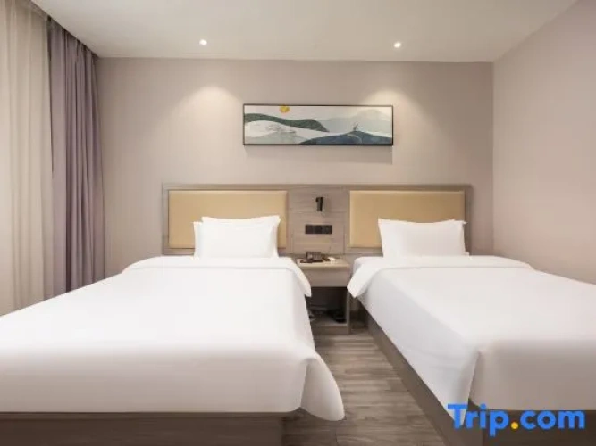 Standard Twin room with street view
