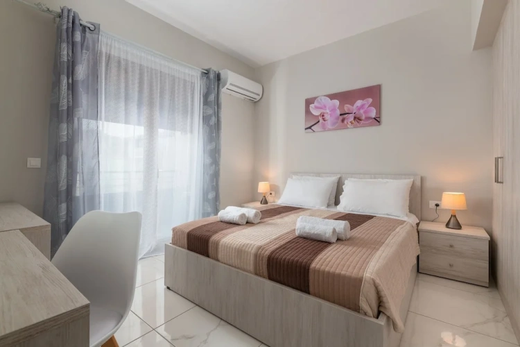 2 Bedrooms Luxury Apartment with garden view