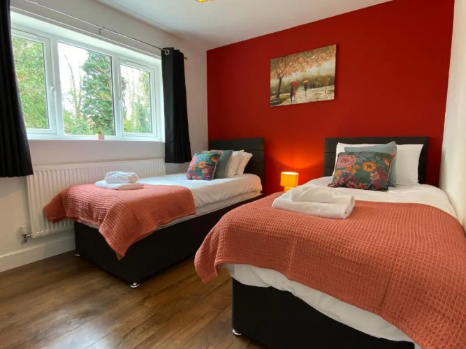 Spacious Apt with 2 Parking through security gated access By Srk Accommodation