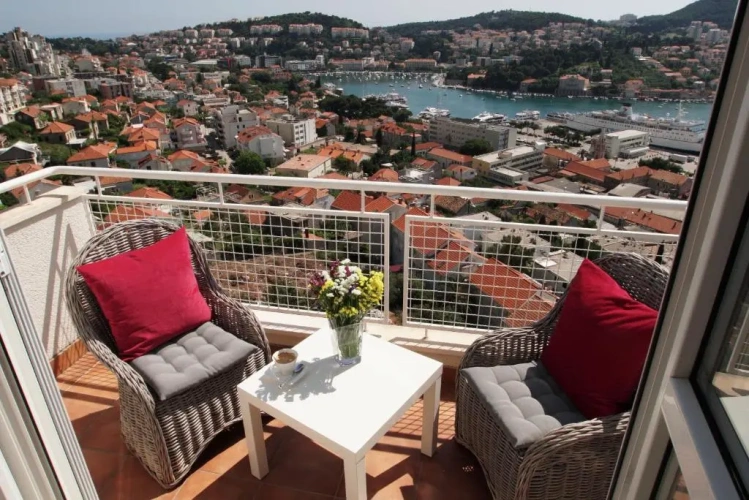3 Bedrooms Apartment