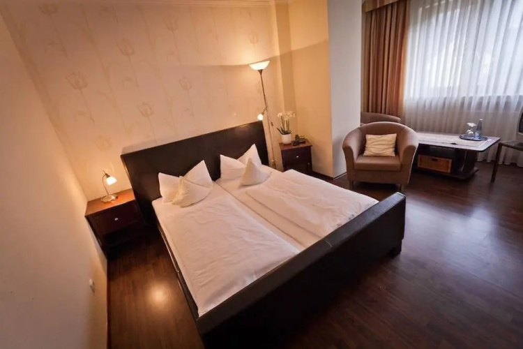 Hotel Spies