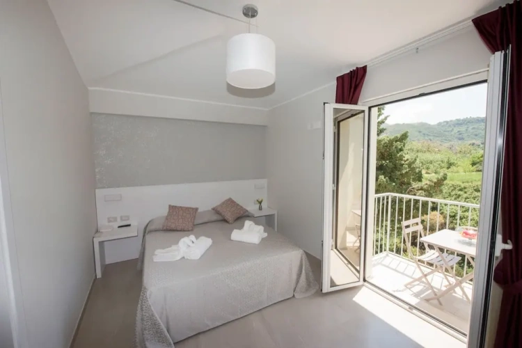 Standard Double room with balcony and with partial sea view