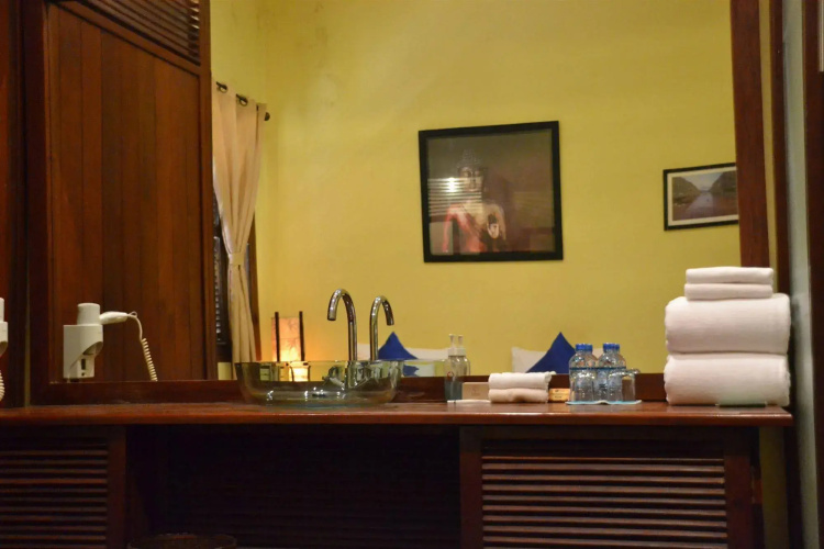 Inthira Thakhek