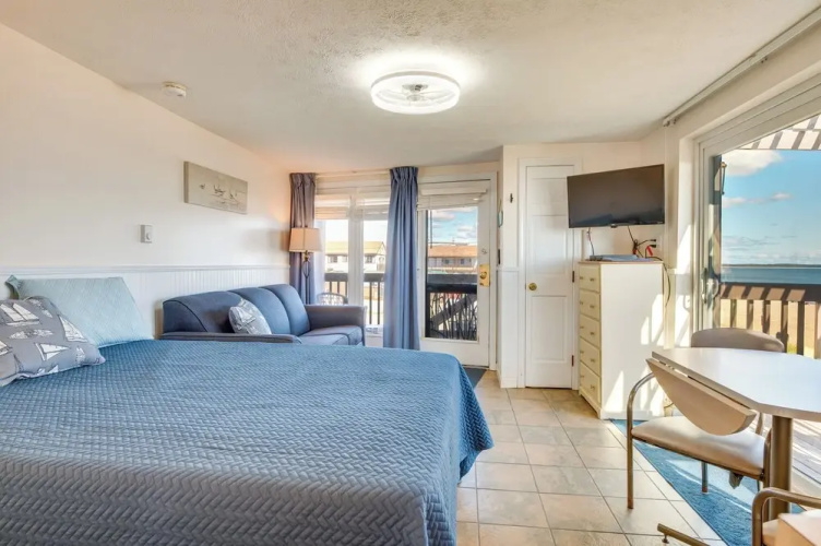 'beachfront 12' Condo on Old Orchard Beach