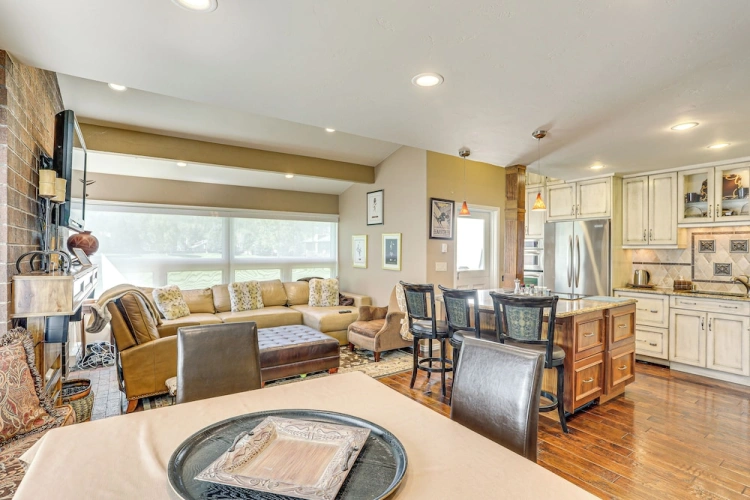 5 Bedrooms Apartment
