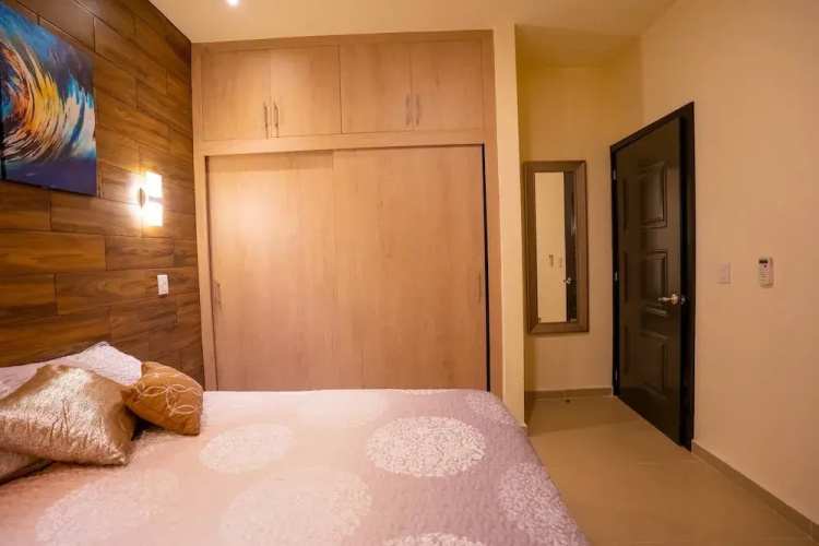 Luxury Apartment With Poll