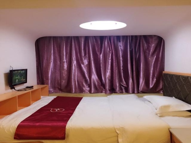 Standard Twin room with street view