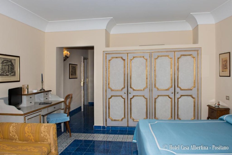 Standard Triple room with sea view