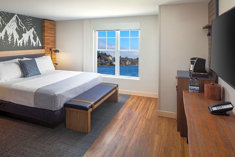 Deluxe Double Suite with balcony and with lake view