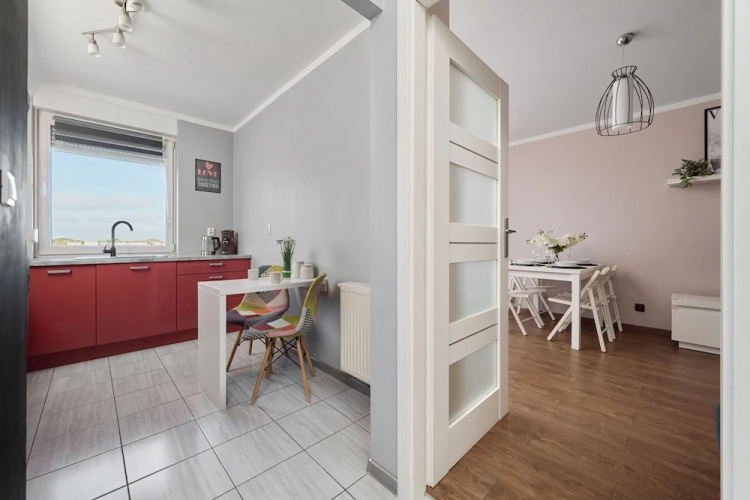 Spacious & Colorful Apartment by Renters