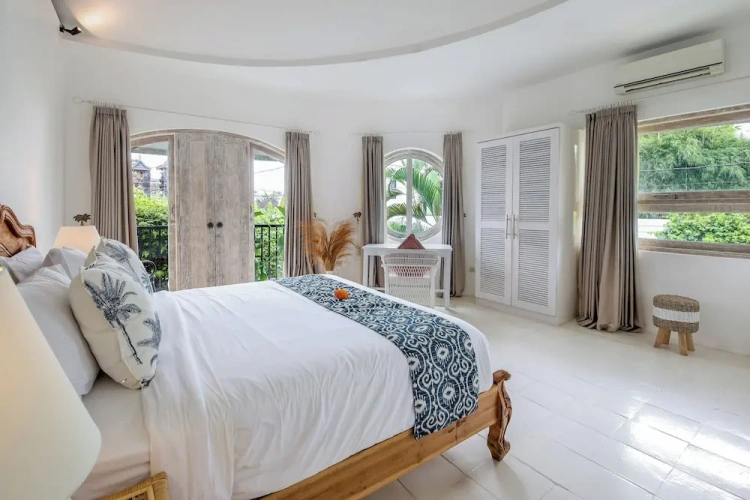 5 Bedrooms Family Villa