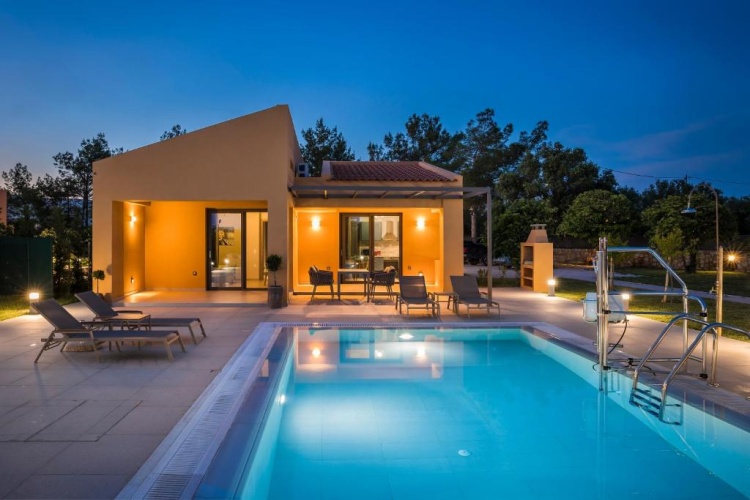 2 Bedrooms Villa