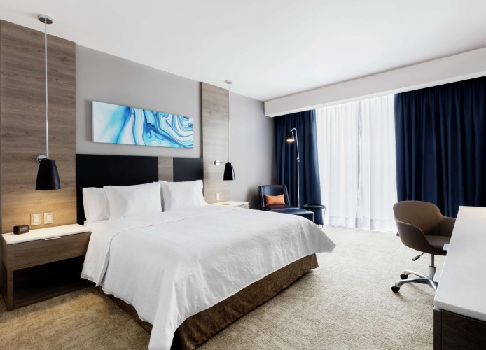 W/floor to Ceiling Windows Double room