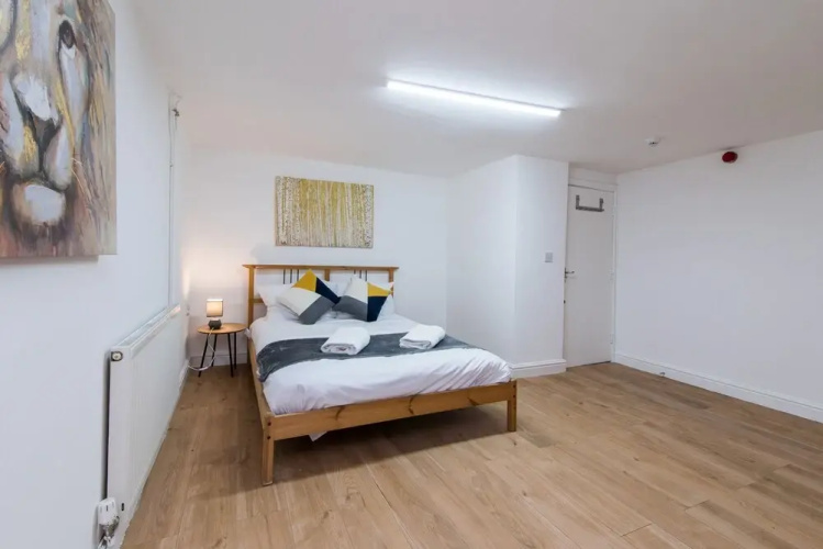 Modern Apartment With Private hot tub & Parking