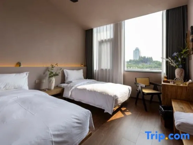 Standard Twin room with lake view