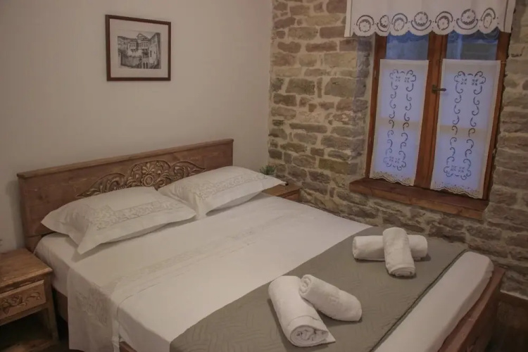 4 Rooms Hotel
