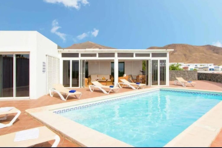 3 Bedrooms Villa