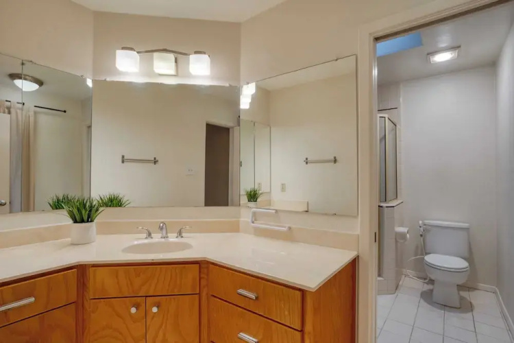 Sleeps 18! Game Room, Deck w/ Firepit, 5bdr, Casita Cedar & Stone by Avantstay
