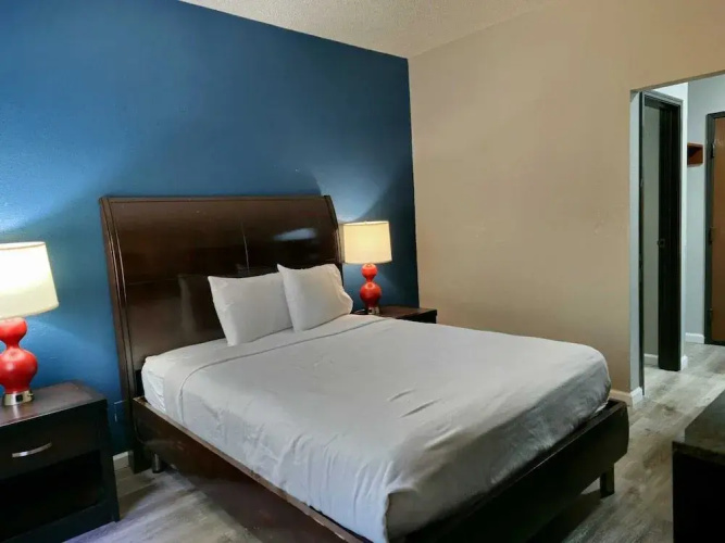 Budget Inn, Hwy 41