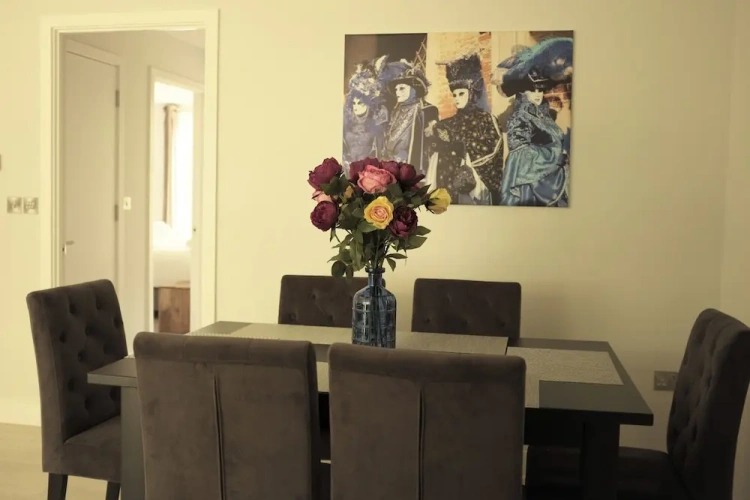 2 Bedrooms Apartment