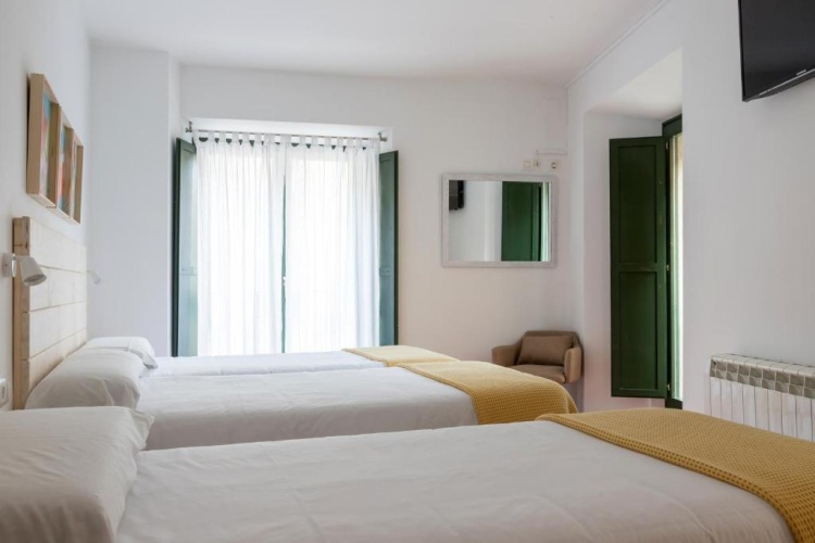 Standard Triple room
