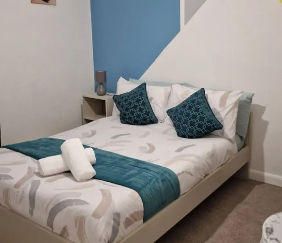 Gillingham Home - Sleeps 4 - Comfort & Convenience