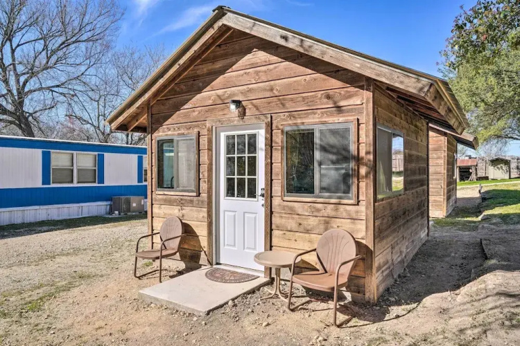 Waterfront Lake Dunlap Studio Cabin w/ Dock