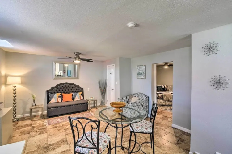 Romantic Apt: Private Patio & Shared Hot Tub!