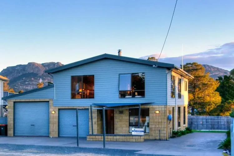 4 Bedrooms Cottage