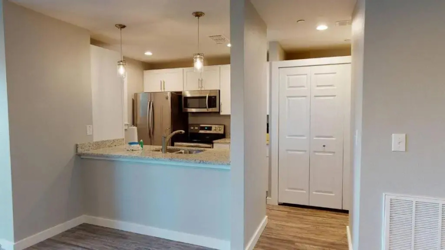 AH-J137 Newly Remodeled First Floor Condo, Shared Pool & Hot Tub