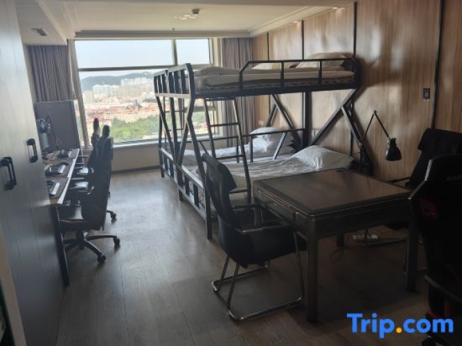 Standard Triple room with city view