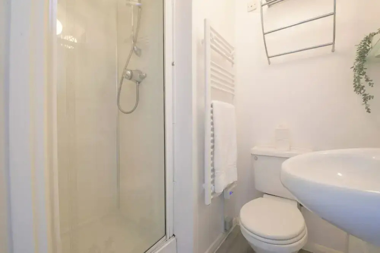 2 Bed Apartment Overlooking Water